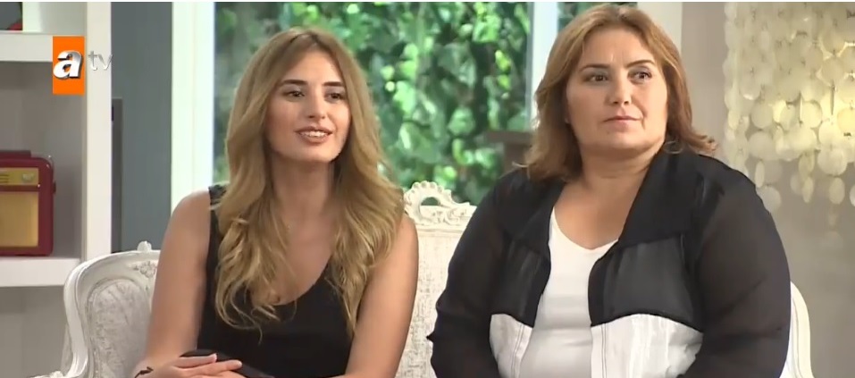 21 yaşındaki Yasemin ve annesi koca adaylarını beraber değerlendiriyorlar.