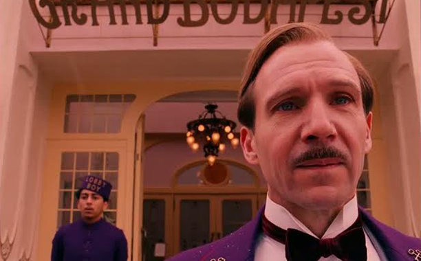 Wes Anderson pılınızı pırtınızı toplayıp içine yerleşmek isteyeceğiniz bir hikaye dünyası kurmuş yine.