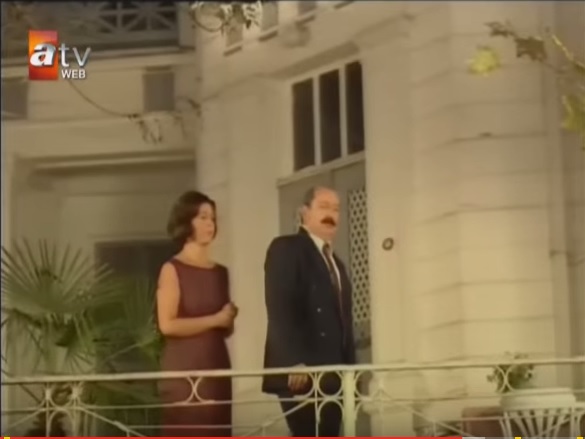 Yasemin'in anne ve babası Rıza Ünsal (Engin Şenkan) ve Nezahat Ünsal (Lale Mansur) evlerinin önünde