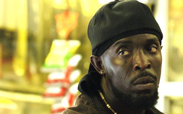 Gay hırsız Omar the Little dizinin hatta tv tarihinin en akılda kalıcı karakterlerinden Omar (Michael K. Williams). Uyuşturucu baronlarından çalıp fakirlere dağıtan siyahi Robin Hood. Göz kırpmadan adam öldürebilen fakat ahlaki ilkelerine ters olduğu için kesinlikle küfretmeyen terbiyeli bir haydut. Bütün karakterlerin amoral olduğu hikayedeki tek ahlaklı adam.