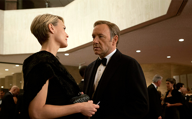 Netflix, House of Cards'ın 13 bölümünü birden aynı gün yayına açarak dizi izleme alışkanlığını alt üst etti.