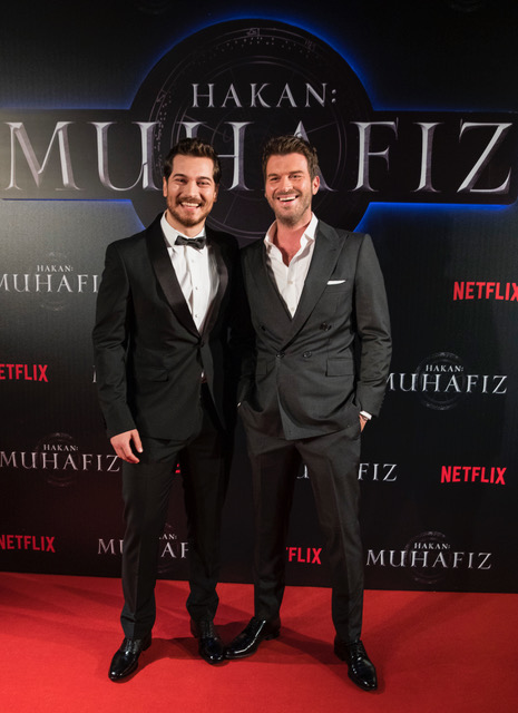 Netflix'in keyfi evde çıksa da galadan şu göz kamaştırıcı fotoğrafı koymadan geçmek olmaz. Çağatay Ulusoy ve Kıvanç Tatlıtuğ