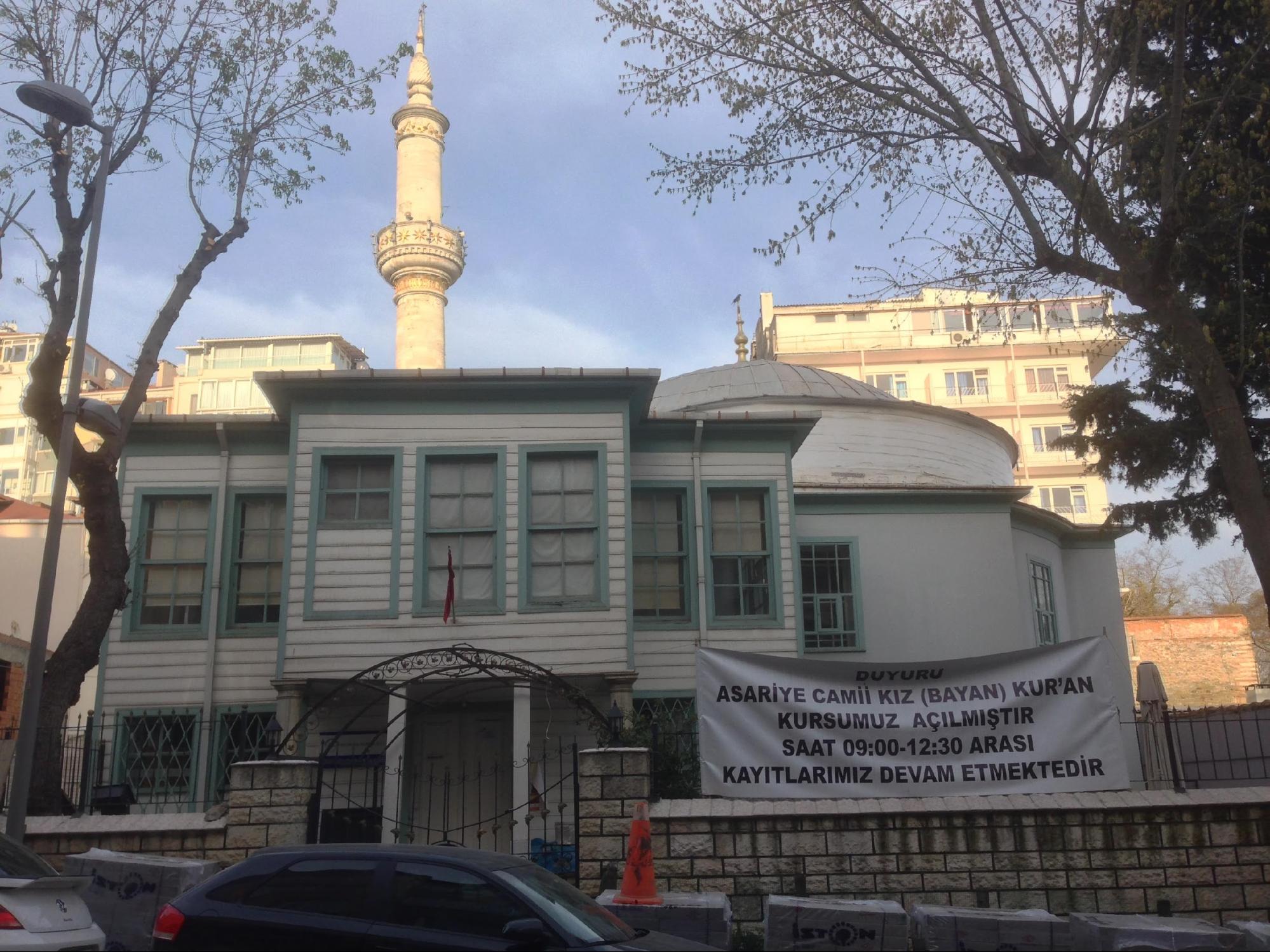 Azariye Camii Kız (Bayan) Kuran Kursu - Beşiktaş’ta 2014 yazında çektiğim ve beni düşüncelere gark eden bir fotoğraf: Burası Asariye Camii Kız kuran kursu. Yazar bu afişinde bize, Asariye Camii Kız Kur’an kursunun sadece ‘çocuklara’ (kız) değil, yetişkinlere (bayan) de açık olduğunu anlatmaya çalışmış. Bir diğer deyişle yazar, sadece genç ya da ‘bakirelikle mükellef’ dişileri değil, “cinsellik deneyimlerini” işaret etmemeye çalıştığı yetişkin dişilerin de kursa katılabileceğini söylüyor. Bunu söylerken de, cinsel çağrışımlar dünyasına girmemek için de özellikle muhafazakarların yaygınlıkla saptıkları çevre yoluna  sapmış ve bayan kelimesini kullanmayı seçmiş. Ancak yazar bu kelimeyi “Kız (Bayan)” şeklinde öyle fantastik bir şekilde kullanmış ki, nispeten cinsiyetsizleştirilmiş ba(ğ)yan kelimesi birdenbire kadına dair örtülmeye çalışılmış bütün cinsel çağrışımları işaret etmeye başlamış... Düşünüyorum da, yoksa bayan kelimesi kadın kelimesinin örtünmüş yahut tesettüre girmiş hali midir?