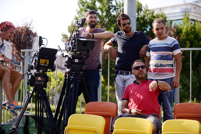 Soldan: Volkan Ardabak, Mahir Baykal, Gökmen Bayam ve Oğulcan Üğüten. Kırmızı tişörtlü de yönetmenimiz Yağız Alp Akaydın.  Fotoğraf: Tuba Kavlakoğlu