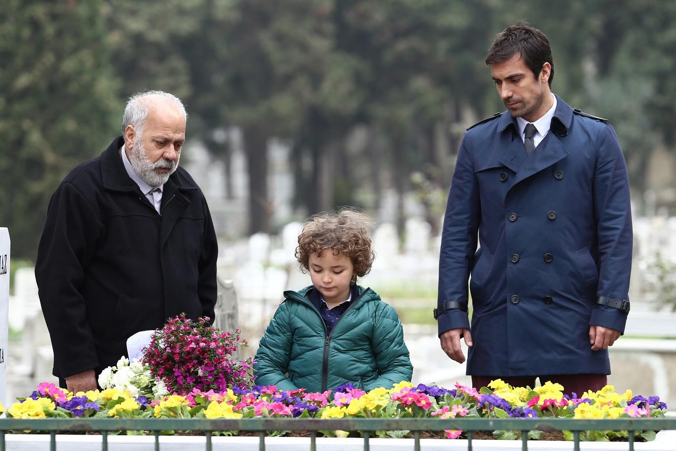 Annem çok sevinmelerin kadınıydı, / Sıcak yemeklerin. / Başına diktikleri o taş, / Ne zaman dokunsam soğuktur oysa. / Ben okşadığımda ama ısınır sanki biraz.