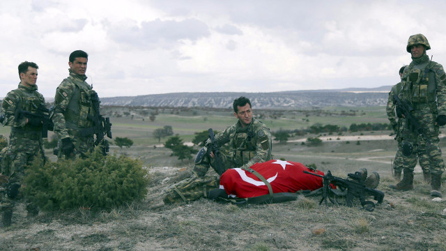 Her vicdan sahibi insanın hassas noktası şehit cenazeleri, gözü yaşlı anneler, evlilik hayalleri kurarken acı haber alan nişanlılar, her üç dizide de sıklıkla kullanılan temalar. 