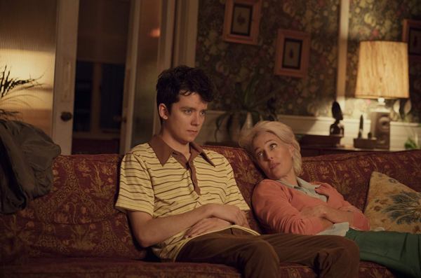 Gillian Anderson ve esas oğlan Asa Butterfield.