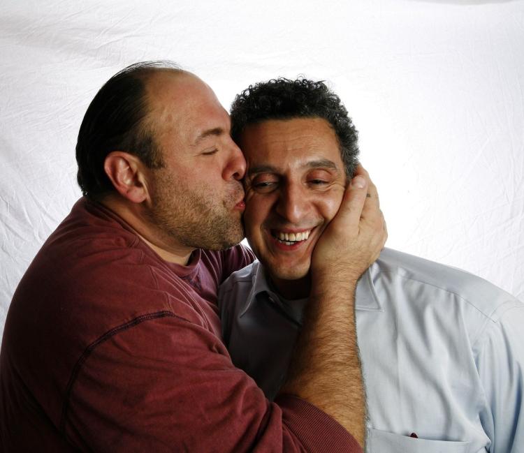 Rahmetli James Gandolfini ve John Turturro.