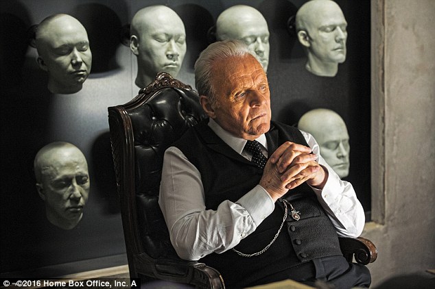 Sir Anthony Hopkins, oraların buraların her şeyin patronu, her bir şeyi gören, bilen planlayan adam rolünde; karanlık, gizemli bir karakteri canlandırıyor