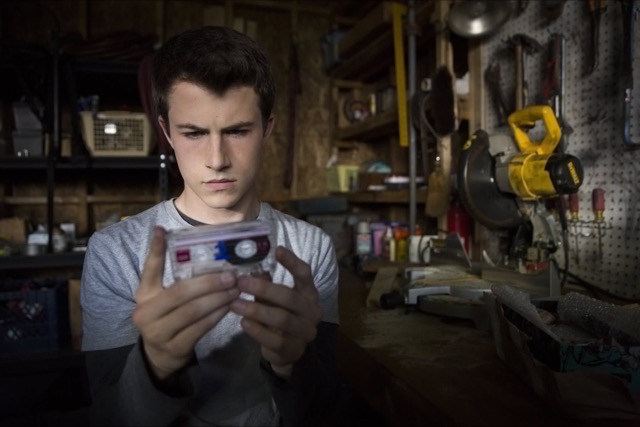 Dylan Minnette'in canlandırdığı Clay'in bulduğu tapelerde tüyler ürperten bir öykü kayıtlı. 